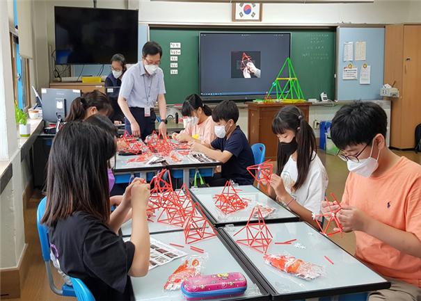 ‘사회적경제 체험 교육’ 모습. 한국아이씨티(ICT)나눔 협동조합이 ‘실생활 속 수학’을 주제로 진행하고 있다