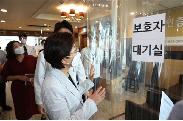 지난 1일 김미경 은평구청장이 요양병원을 둘러보고 있다