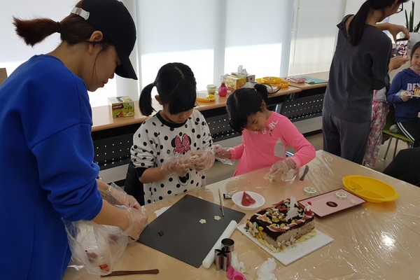 메리한방 떡케이크 만들기 체험 중인 어린이들