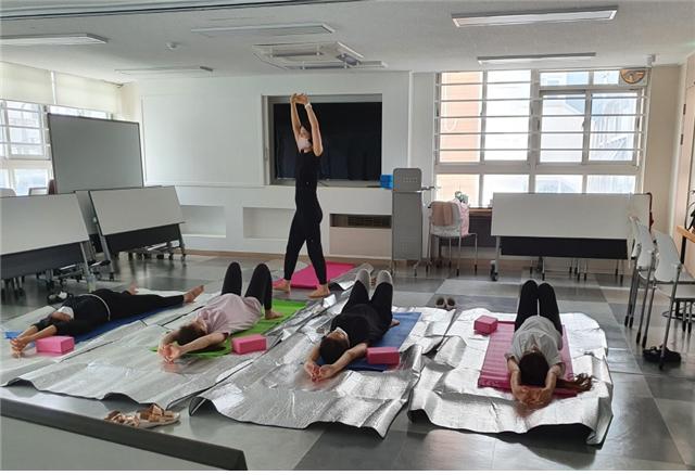 임산부 요가 교실 참여자 운동 모습