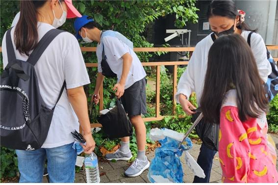 동대문구 가족센터 봉사자들이 쓰레기를 수거하고 있다
