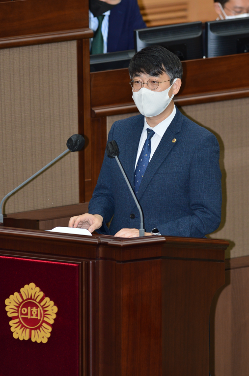 이병도 의원이 19일 서울시의회 본회의장에서 열린 제314회 임시회 제4차 본회의에서 실정 질문을 하고 있다