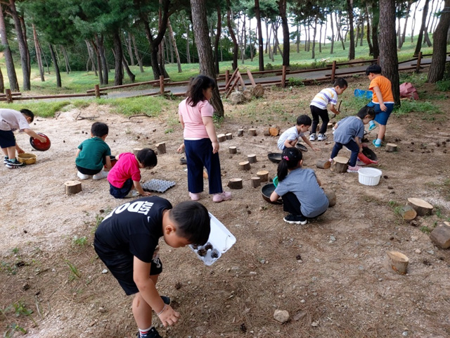 숲 체험 프로그램 참가 아동 모습