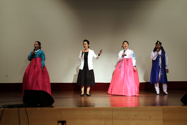 한국국악예술단 단원들이 공연하고 있는 모습