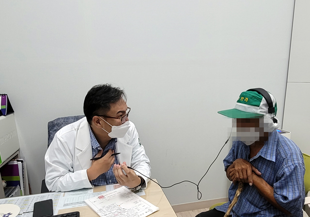 정진홍 홍성의료원 진단의학과 전문의가 치매선별검사를 하고 있다