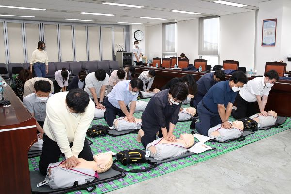 금천구의회 의원과 직원들이 4일 구의회 3층 대회의실에서 응급처치 역량 강화 교육을 받고 있다