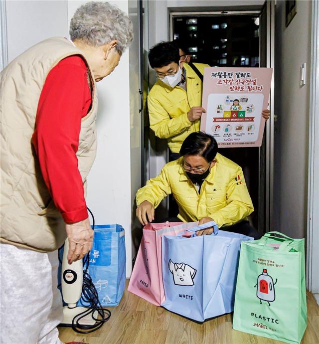 소각쓰레기 감량을 위한 재활용품 분리배출 촉진 홍보 중인 박강수 마포구청장