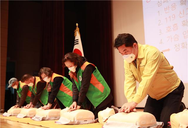 박준희 구청장과 자율방재단이 CPR 실습을 하고 있다