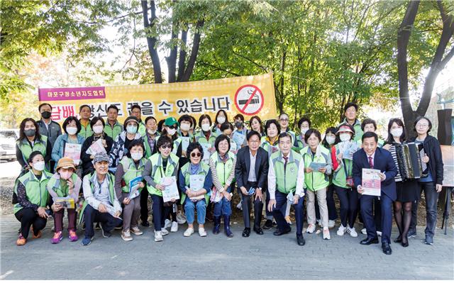 박강수 구청장(오른쪽 5번째)이 금연캠페인 중인 마포구청소년지도협회와 기념촬영하고 있다