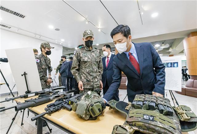 김태우 구청장이 지난14일 강서구민회관에서 열린 ‘전 직원 안보교육’에 앞서 마련된 군 장비 전시회를 둘러보고 있다