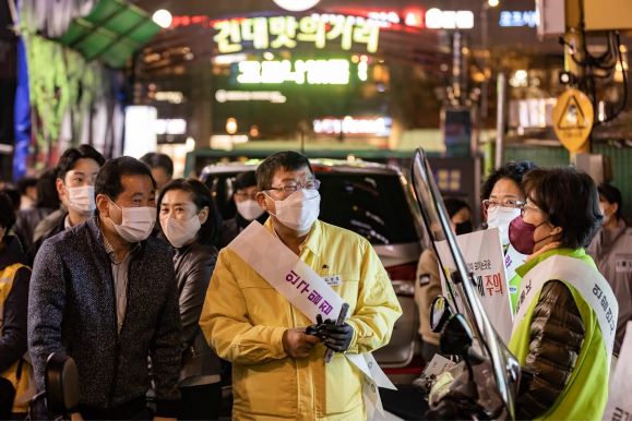 김경호 구청장이 지난 17일 수능 당일에 건대 맛의 거리에서 ‘군중밀집 안전사고 예방’ 캠페인을 하고 있다
