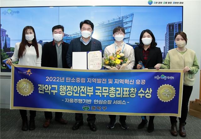 박준희 구청장(왼쪽 3번째)이 국무총리표창 수상 후 관계자들과 기념촬영하고 있다