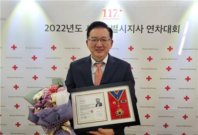 적십자 회원유공장 명예장을 수상한 한국자금중개(주) 이승철 사장