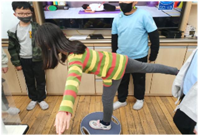학생들이 쉬는 시간에 교실에서 즐기는 신체활동을 하고 있다
