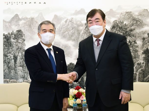 김현기 의장(왼쪽)이 싱하이밍 주한중국대사를 면담하고 기념 촬영을 하고 있다