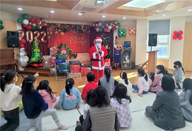 산타 옷을 입고 관내 아동복지시설을 방문한 이성헌 서대문구청장