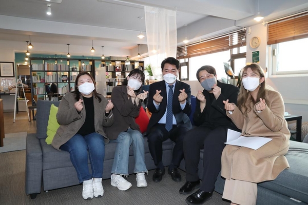 박준희 구청장이 쓰리룸에서 청년들과 함께 기념촬영을 하고 있다