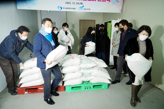 홍성군 지역아동셑터 차량에 사랑의 쌀을실어주고 있는 문병오 위원장