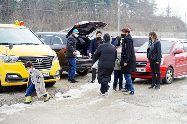 홍성군 지역아동셑터 차량에 사랑의 쌀을실어주고 있는 이정윤 위원장