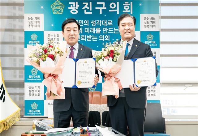 한국언론연대 의정대상을 수상한 장길천·김상배 광진구의회 의원
