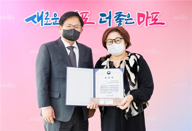 박강수 구청장(왼쪽)이 2022 통계업무 유공 표창 수상자와 기념촬영하고 있다