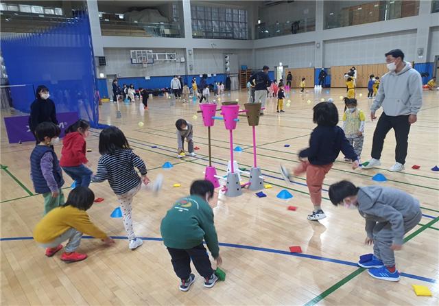 아이들이 ‘핫둘핫둘서울 유아스포츠단’에서 즐겁게 체육활동을 하고 있다
