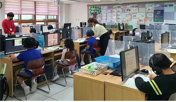 한 초등학교에서 디지털 튜터가 학생들을 지도하고 있는 모습