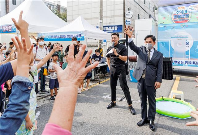 지난해 9월 망원2동 방울내길 축제에 참석해 주민들과 함께 게임을 하고 있는 박강수 구청장