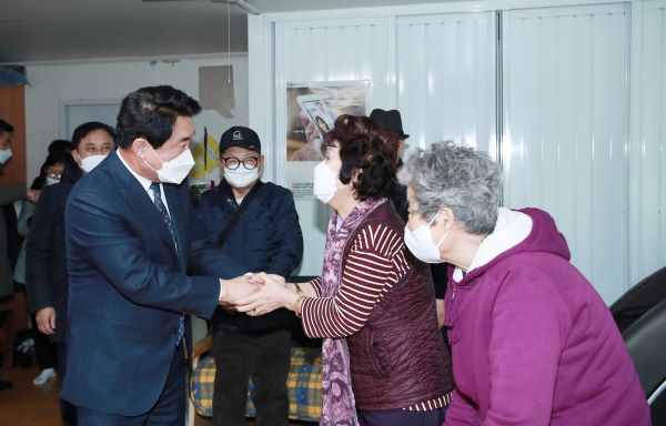 박준희 구청장이 관내 경로당을 방문해 어르신들과 인사를 나누고 애로사항을 청취했다