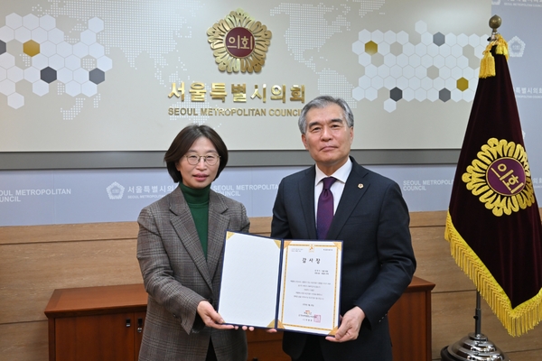 김현기 서울특별시의회 의장이 헌혈증을 기증하고 기념 촬영하고 있다