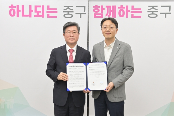 김길성 구청장(왼쪽)과 송석기 ㈜두산 유통BU 대표이사가 업무협약을 체결했다