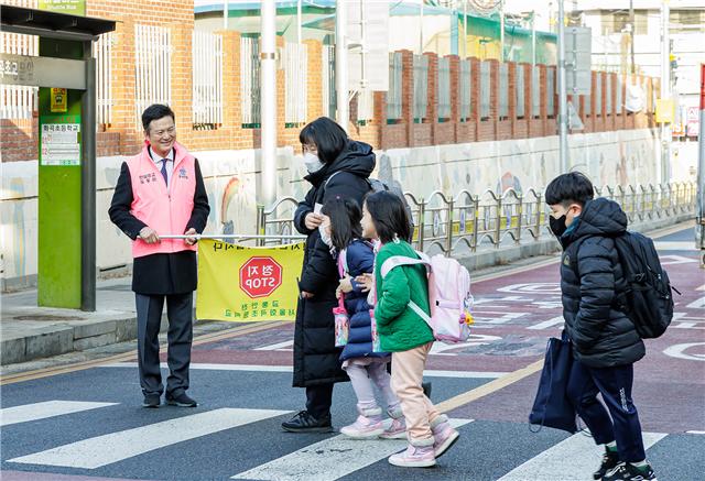 학교 앞에서 교통지도하는 김태우 구청장