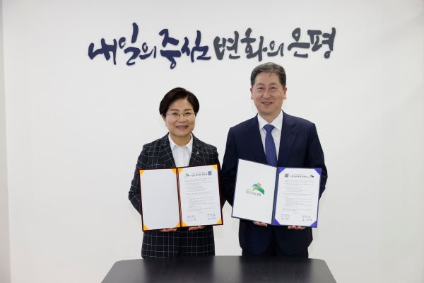 김미경 구청장(왼쪽)이 서울대학교 치의학대학원과 업무협약을 체결하고 기념 촬영 하고 있다