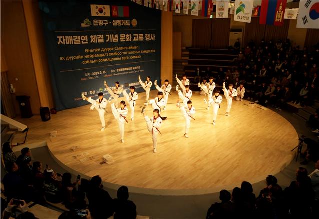 태권도 공연 중인 한국 학생들의 모습