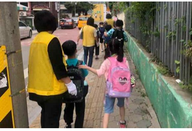 교통안전지도사(Walking School Bus)가 어린이의 안전한 등교를 돕고 있다