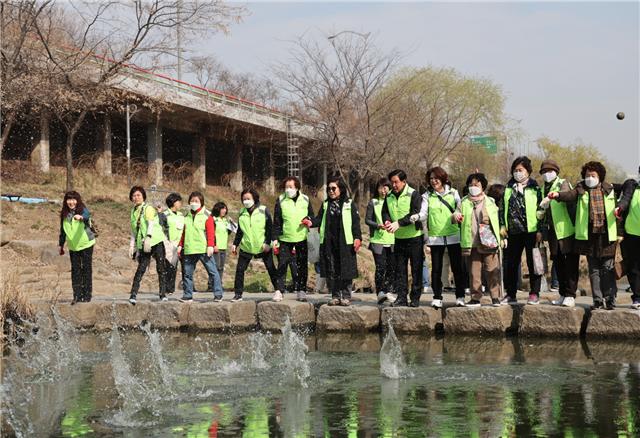 박강수 구청장이 노플라스틱 한강·지천 줍깅데이에 참여해 하천정화활동을 하고 있다
