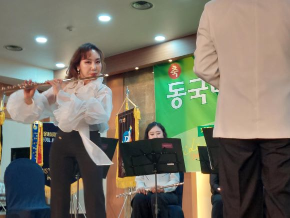 '카벨 플루트 오케스트라' 김남희 악장의 연주 모습