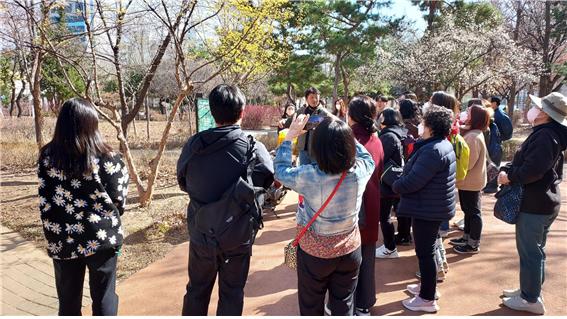 ‘정원사 양성 과정’ 참여자들이 장안근린공원 내 녹지를 둘러보고 있다