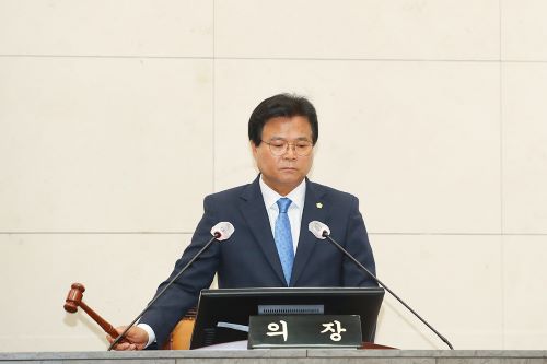 김용술 의장이 폐회를 선언하고 있다