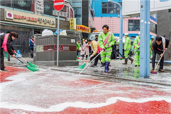 지난 달 실시된 봄 맞이 대청소 행사에서 박강수 구청장이 도로 물청소를 하고 있다