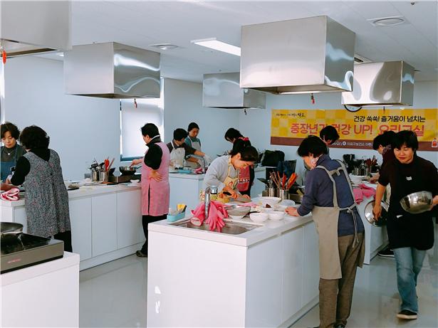 마포구보건소 아현지소에서 실시했던 중장년기 건강 업 요리교실 모습