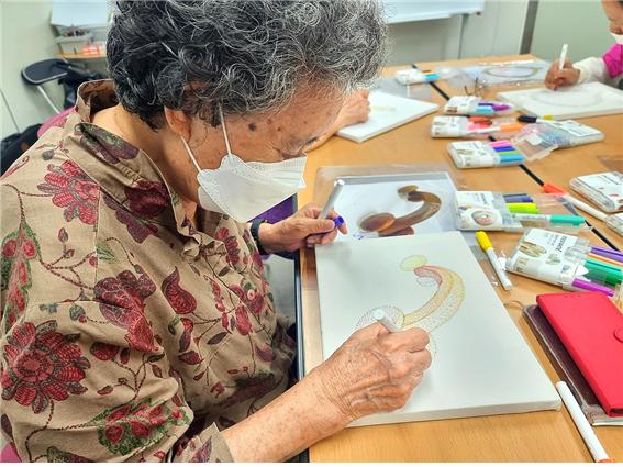 양천구 대표 노인복지프로그램 '마음그림 그로잉맘'에서 작품을 제작중인 어르신