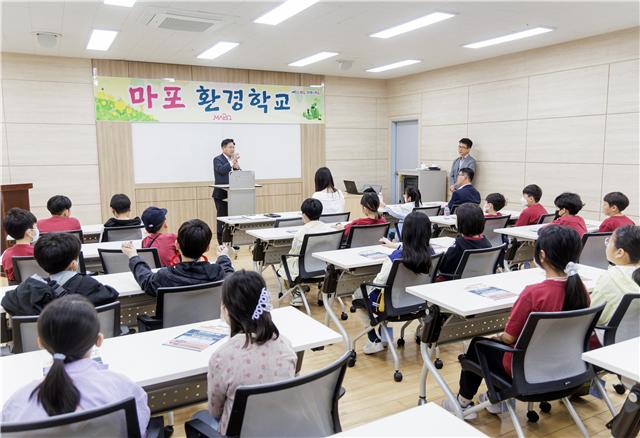박강수 구청장이 ‘마포 환경학교’ 첫 수업을 시작해 학생들에게 환영 인사를 하고 있다
