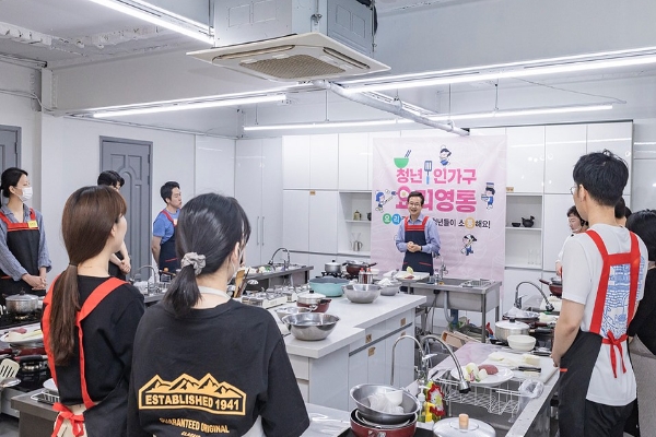지난 20일, 진행한 청년 1인 가구 소셜다이닝 ‘요리영통’에 참여한 최호권 구청장(앞의 맨 가운데)