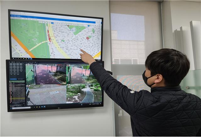 동주민센터에 설치된 CCTV영상관제시스템을 시연해보고 있다