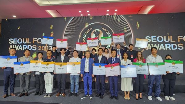 '서울푸드 어워즈' 분야별 수상자들이 기념 촬영을 하고 있다