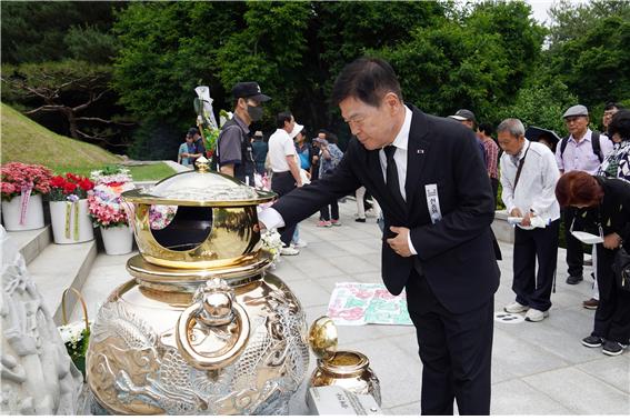 이필형 동대문구청장이 현충일인 6월 6일 박정희 대통령의 묘역을 찾아 참배하고 있다.