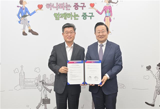 김길성 구청장(왼쪽)이 중부·남부기술교육원과 업무협약을 체결했다