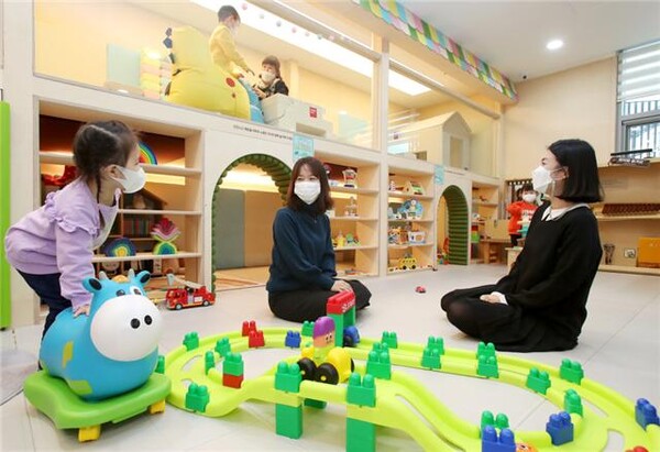 성동구 육아종합지원센터 놀이방에서 즐겁게 노는 아이들의 모습