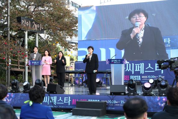 이순희 구청장이 20일 우이천 번창교에서 열린 한빛예술단 희망음악회 올씨 페스타 개막식에 참석해 시각장애인들을 응원했다